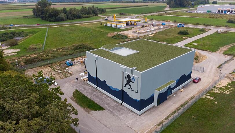 Der ehemalige Nato-Bunker in Leipheim hat eine neue Bestimmung - das soll man künftig auch vonaußen deutlich sehen, wie eine Visualisierung mit dem "Bavaria Weed"-Logo zeigt. In dem Hochsicherheitstrakt kommt in vakuumierten 500-Gramm-Packs Cannabis aus dem Ausland an und wird verarbeitet, erklärt Firmenmitbegründer Stefan Langer der AZ.