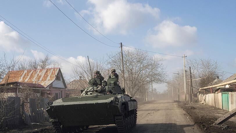 Ein gepanzerter Mannschaftstransportwagen der ukrainischen Streitkräfte fährt in Richtung Frontstellungen in der Nähe von Bachmut.