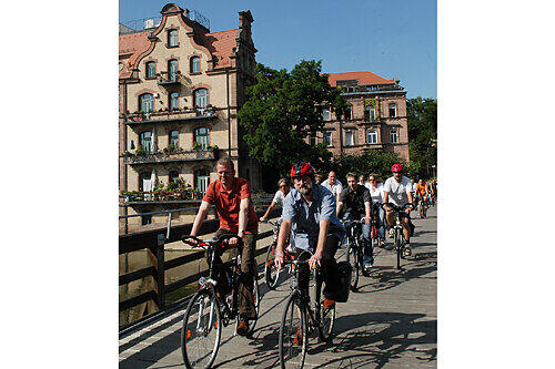 Fünfmal im Jahr auf Radl-Tour zu den Bürgern: Nürnbergs OB Ulrich Maly (links, mit dem Fahrradbeauftragten Hugo Walser) unterwegs bei der &bdquo;Mobilen Bürgerversammlung&ldquo; durch die Stadtteile.