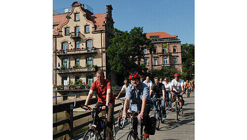 Fünfmal im Jahr auf Radl-Tour zu den Bürgern: Nürnbergs OB Ulrich Maly (links, mit dem Fahrradbeauftragten Hugo Walser) unterwegs bei der „Mobilen Bürgerversammlung“ durch die Stadtteile. Fünfmal im Jahr auf Radl-Tour zu den Bürgern: Nürnbergs OB Ulrich Maly (links, mit dem Fahrradbeauftragten Hugo Walser) unterwegs bei der „Mobilen Bürgerversammlung“ durch die Stadtteile.