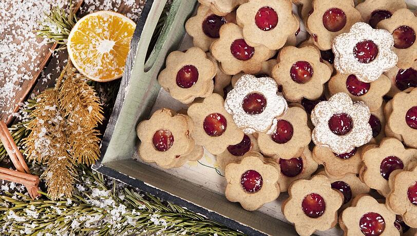 Spitzbuben sind ein Klassiker unter den Weihnachtsplätzchen - und ganz einfach zu veganisieren.