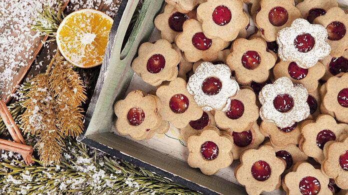 Spitzbuben sind ein Klassiker unter den Weihnachtsplätzchen - und ganz einfach zu veganisieren.