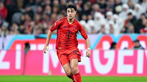 Aleksandar Pavlovic bei seinem letzten Einsatz vor der Erkrankung im Februar gegen Eintracht Frankfurt.
