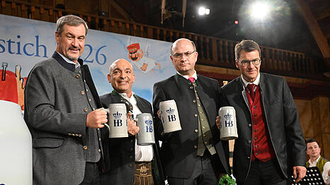 Wer stiehlt hier wem die Show? Ministerpr&auml;sident Markus S&ouml;der (CSU, v.l.n.r.), Django As&uuml;l, Albert F&uuml;racker und Hofbr&auml;u-Direktor J&ouml;rg Lehmann beim Maibock-Anstich 2026.
