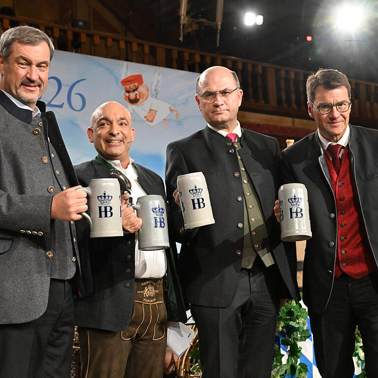 Wer stiehlt hier wem die Show? Ministerpr&auml;sident Markus S&ouml;der (CSU, v.l.n.r.), Django As&uuml;l, Albert F&uuml;racker und Hofbr&auml;u-Direktor J&ouml;rg Lehmann beim Maibock-Anstich 2026.