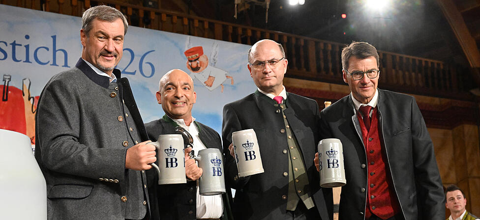 Wer stiehlt hier wem die Show? Ministerpr&auml;sident Markus S&ouml;der (CSU, v.l.n.r.), Django As&uuml;l, Albert F&uuml;racker und Hofbr&auml;u-Direktor J&ouml;rg Lehmann beim Maibock-Anstich 2026.