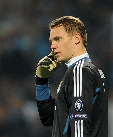 MANUEL NEUER: Wehrte Fannis Kopfball gut ab (7.), klärt mit Coolness und Cleverness gegen Remy. Ein sicherer Rückhalt. Findet zur rechten Zeit seine Topform. NOTE 2