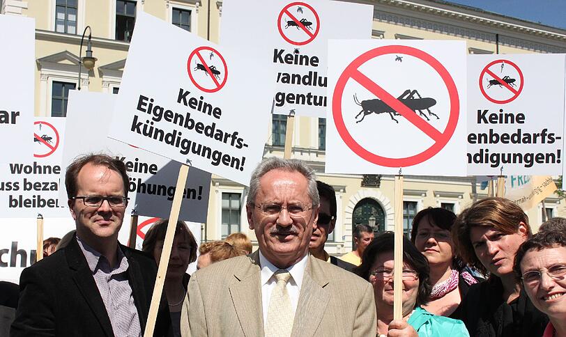 Muenchens Oberbuergermeister Christian Ude (SPD, M.) und der Fraktionsvorsitzende der SPD im bayerischen Landtag, Markus Rinderspacher (l.), nehmen am Freitag (25.05.12) vor dem Finanzministerium in Muenchen an einer Demonstration gegen den drohenden Verkauf der GBW-Wohnungen an private Investoren teil.