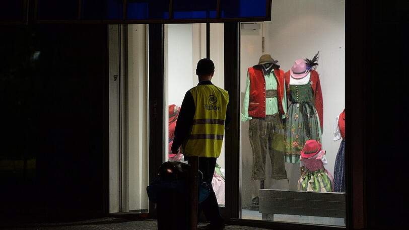 In der Nacht davor: Ein Mitarbeiter steht vor dem Hotel am Tucher Park, in dem Real Madrid logiert.