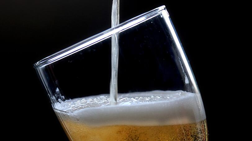 Ein Bier nach Pilsener Brauart wird in ein Glas geschüttet. (Symbolbild)