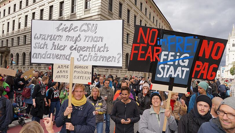 Mit bunten und kreativen Plakaten machten sich am Mittwoch rund 21.000 Münchner auf und demonstrierten gegen rechte Hetze.