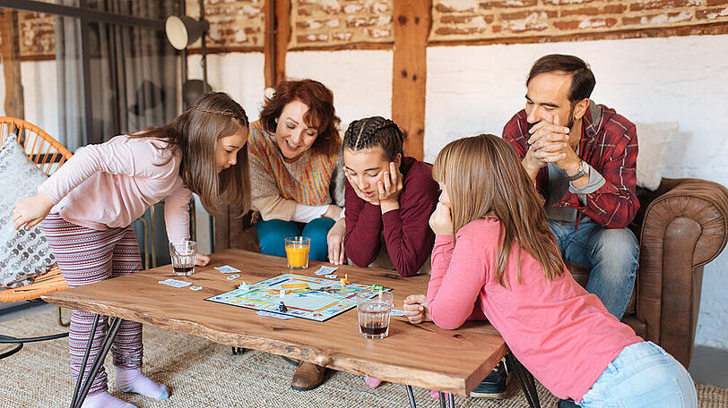 Mit der ganzen Familie ein Brettspiel spielen, ist ein toller Zeitvertreib