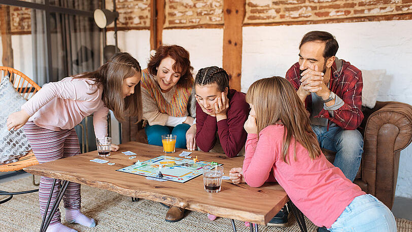 Mit der ganzen Familie ein Brettspiel spielen, ist ein toller Zeitvertreib Mit der ganzen Familie ein Brettspiel spielen, ist ein toller Zeitvertreib