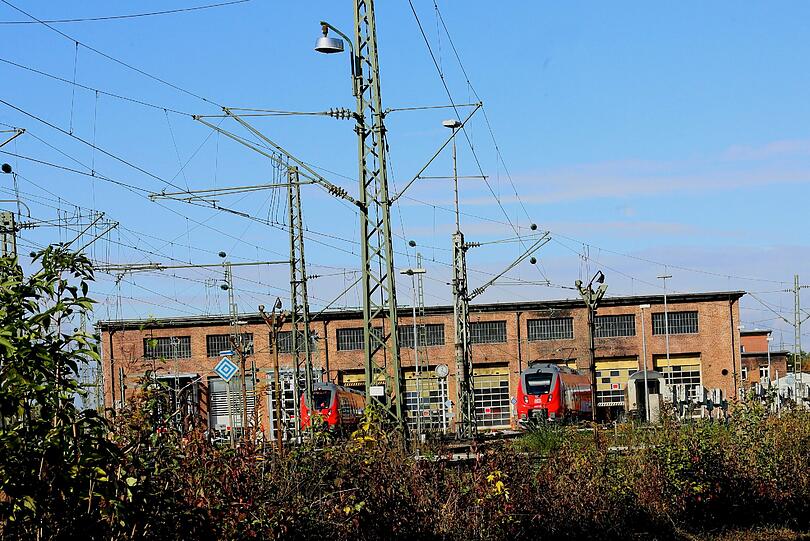 Das Werksgelände der Bahn in Pasing: Hier schießt ein Falkner seit Oktober Tauben ab.