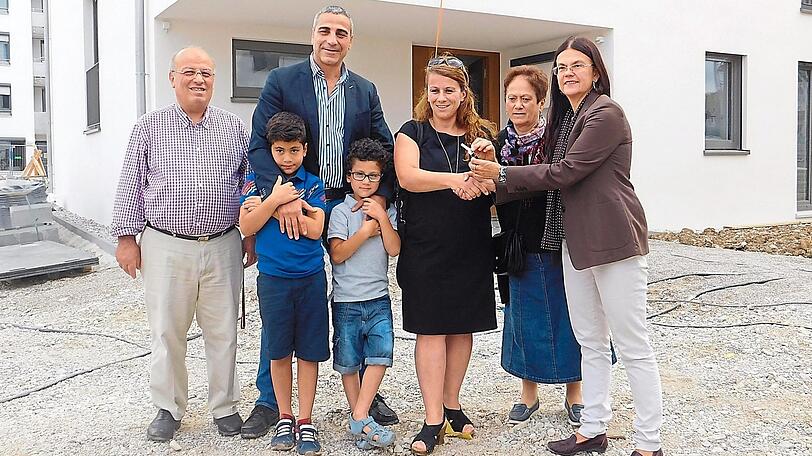 Der Schlüssel ist schon mal fertig: Familie Uluca und die Stadtbaurätin Elisabeth Merk (r., parteilos) im Prinz-Eugen-Park, der 2022 fertig werden soll.