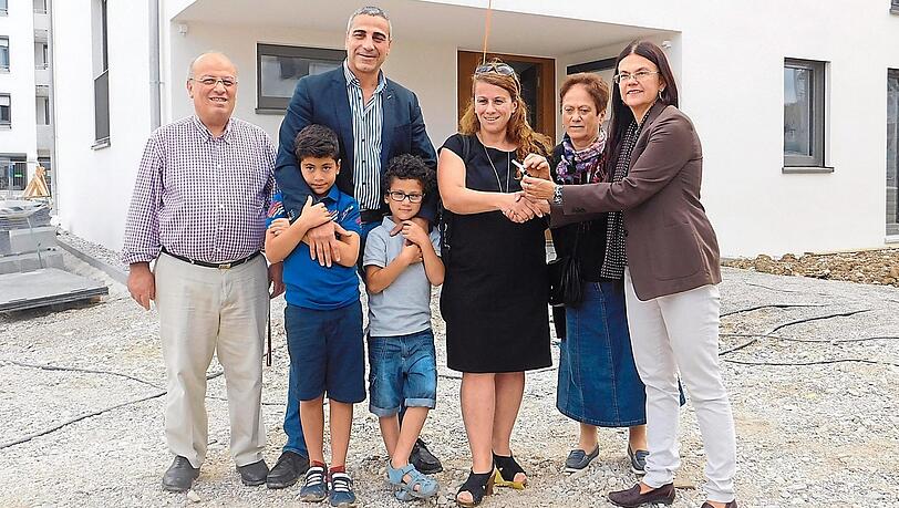 Der Schlüssel ist schon mal fertig: Familie Uluca und die Stadtbaurätin Elisabeth Merk (r., parteilos) im Prinz-Eugen-Park, der 2022 fertig werden soll. Der Schlüssel ist schon mal fertig: Familie Uluca und die Stadtbaurätin Elisabeth Merk (r., parteilos) im Prinz-Eugen-Park, der 2022 fertig werden soll.