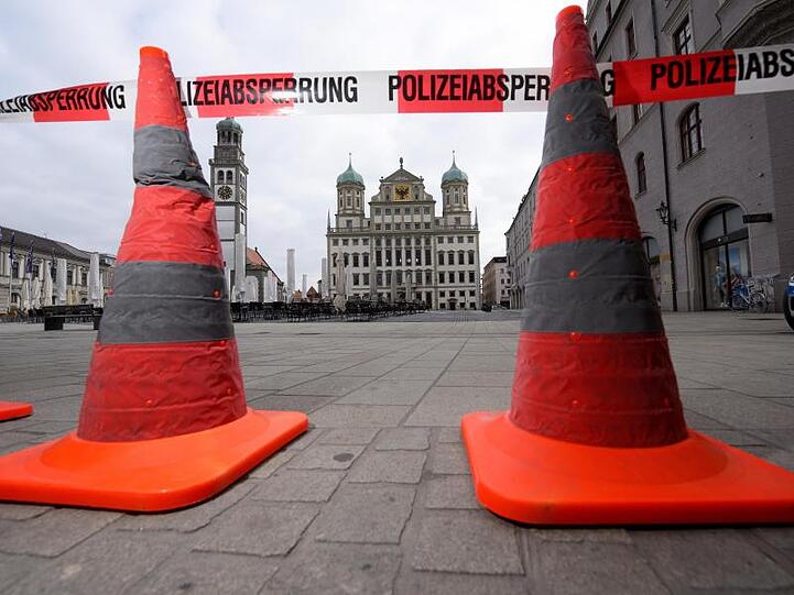 Polizisten sperren den Rathausplatz. Foto: Stefan Puchner/dpa/Archivbild