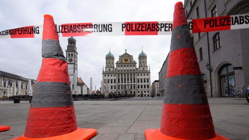 Polizisten sperren den Rathausplatz. Foto: Stefan Puchner/dpa/Archivbild Polizisten sperren den Rathausplatz. Foto: Stefan Puchner/dpa/Archivbild