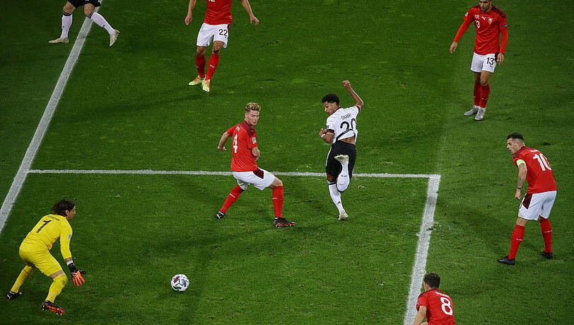 Serge Gnabry (m.) bei seinem Treffer gegen die Schweiz.