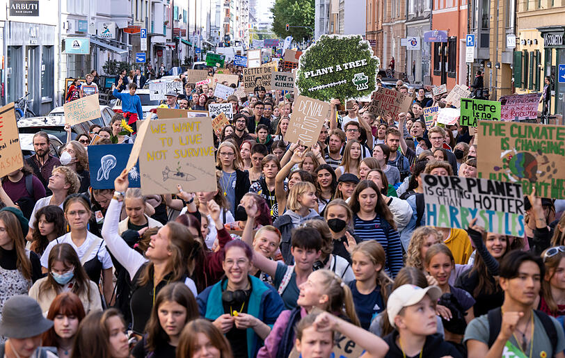 Zahlreiche Menschen nehmen an einer Demonstration zum globalen Klimastreik teil und halten verschiedene Plakate in den Händen. Sie folgen dem Aufruf der Bewegung "Fridays for Future". Die Teilnehmer fordern unter anderem eine Abkehr von fossilen Brennstoffen.
