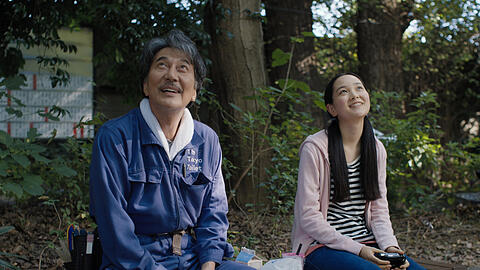 Der Film "Perfect Days" spielt in Tokio und erzählt von einem Mann namens Hirayama (Koji Yakusho), der als Toilettenreiniger arbeitet und mit seinem einfachen Leben zufrieden ist.