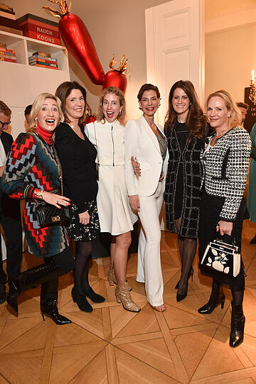 Das Kunstwerk im Hintergrund überragt alle Gäste: Anni Steck, Prinzessin Hermine zu Salm-Salm, Nathalie Ziegler, Sarah Kronsbein, Susanne Seehofer und Dr. Veronika Heyde-Görtz.