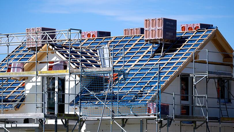 Die bayerischen Sparkassen haben deutlich mehr private Immobilienkredite vergeben. (Archivbild)