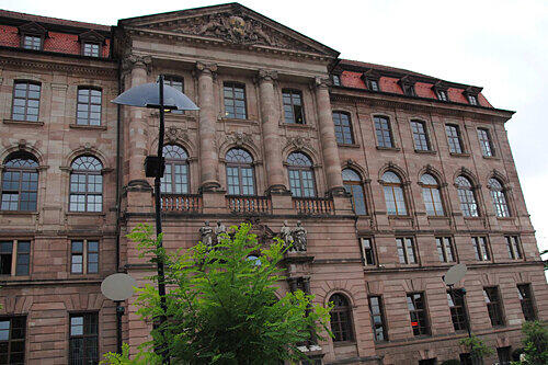 Im klassizistischen Gebäude am Gewerbemuseumsplatz ist das Café untergebracht.