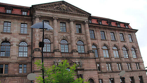 Im klassizistischen Gebäude am Gewerbemuseumsplatz ist das Café untergebracht. Im klassizistischen Gebäude am Gewerbemuseumsplatz ist das Café untergebracht.