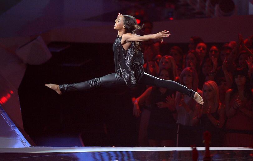 Gabrielle Douglas macht Luftsprünge.