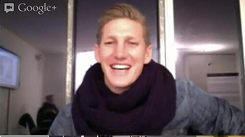 Schweinsteiger ganz cool, hier beim Skypen mit Podolski, Mertesacker und Mitspieler Thomas Müller