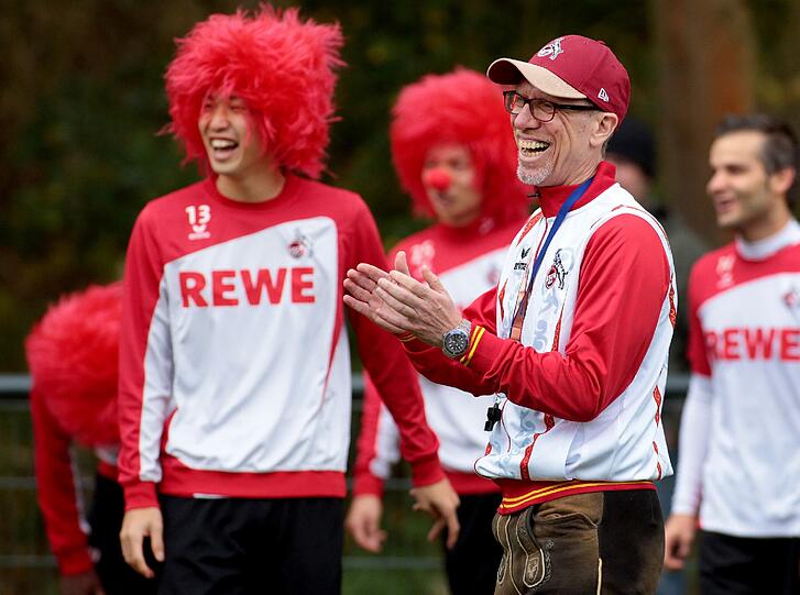 Passend zum Karnevalsbeginn weist der 1. FC Köln ein Torverhältnis von 11:11 auf und trainierte kostümiert.