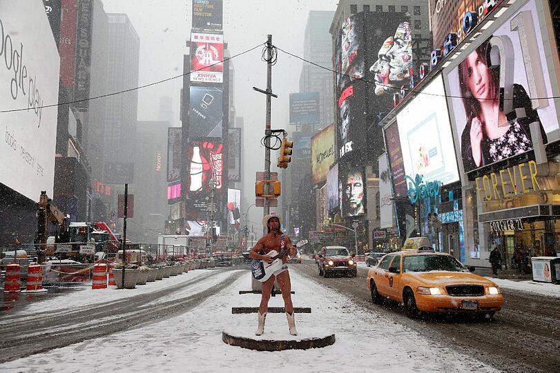 New York in der Kälte-Zange: Blizzard "Juno" hat den Big Apple voll im Griff. Die Bilder vom Schneesturm in der City.