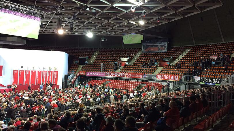 Und auch in der Halle waren kurz vor Beginn der Veranstaltung noch viele Plätze frei