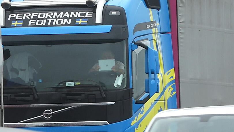 Ein Lkw-Fahrer filmt den Unfall mit seinem iPad.