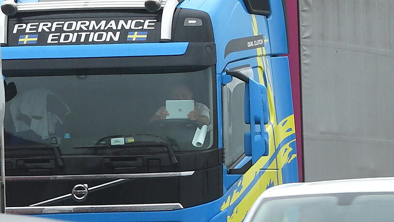 Ein Lkw-Fahrer filmt den Unfall mit seinem iPad. Ein Lkw-Fahrer filmt den Unfall mit seinem iPad.