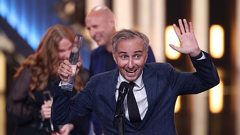 Moderator Jan Böhmermann bekommt bei der Verleihung des Deutschen Fernsehpreises 2024 im Coloneum den Preis für die Beste Unterhaltung Show.
