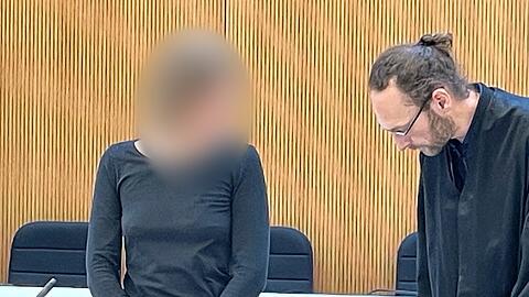 Die Angeklagte Hanna S. steht beim Prozessauftakt im Gerichtssaal.