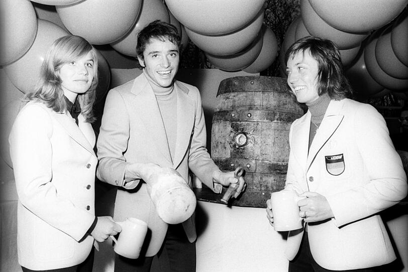 ISPO München 1973, Faßanstich mit Pamela Behr (li.), Christian Neureuther und Rosi Mittermaier. ISPO München 1973, Faßanstich mit Pamela Behr (li.), Christian Neureuther und Rosi Mittermaier.