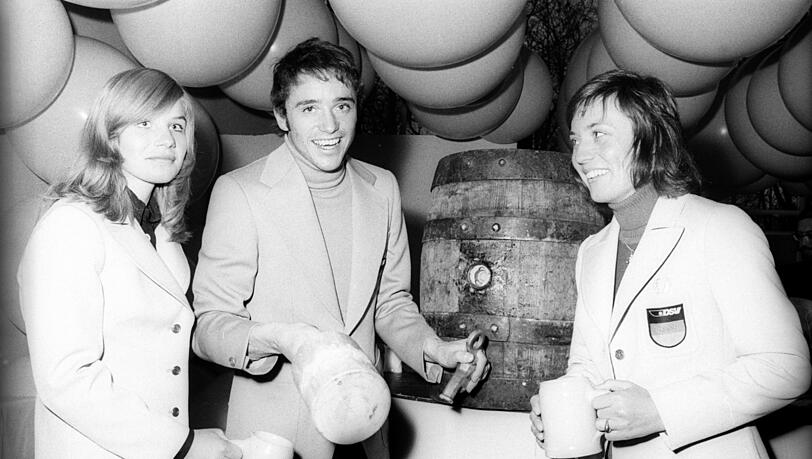 ISPO München 1973, Faßanstich mit Pamela Behr (li.), Christian Neureuther und Rosi Mittermaier.