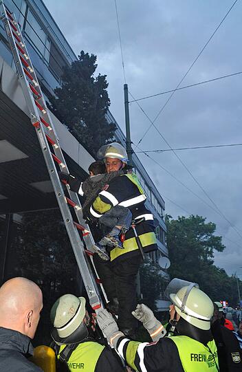 Schon von Weitem ist die Rauchsäule zu sehen, die von dem Feuer in Berg am Laim ausgeht: Ein Einzimmerapartment in der St.-Veit-Straße brennt. Über tragbare Leitern rettet die Feuerwehr gemeinsam mit Polizisten Bewohner des Hauses. Neun Erwachsene, sechs Kinder und ein Säugling ziehen sich Rauchgasvergiftungen zu und werden zur Kontrolle mit einem Großraumrettungswagen in ein Münchner Krankenhaus gebracht.