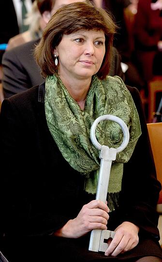 Der scheidende bayerische Wirtschaftsminister Martin Zeil (FDP) übergibt im bayerischen Staatsministerium für Wirtschaft symbolisch einen Schlüssel an seine Nachfolgerin, Ilse Aigner.