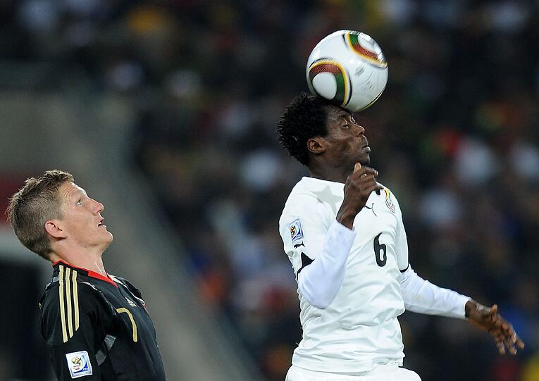 Bastian Schweinsteiger im Duell mit Ghanas Anthony Annan bei der WM 2010 in Südafrika.