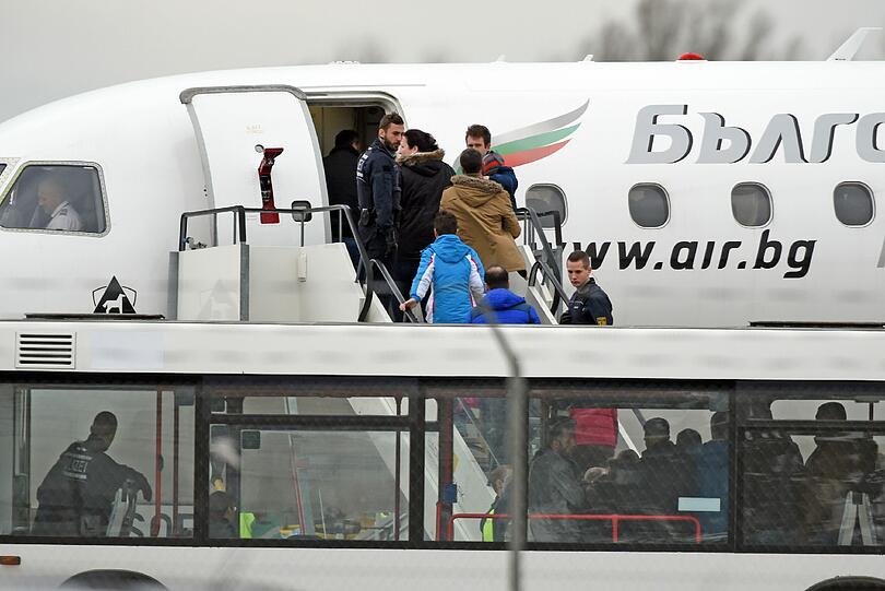 Der 23-Jährige wurde an Bord einer Chartermaschine gemeinsam mit 40 anderen Kosovaren in sein Heimatland ausgeflogen.