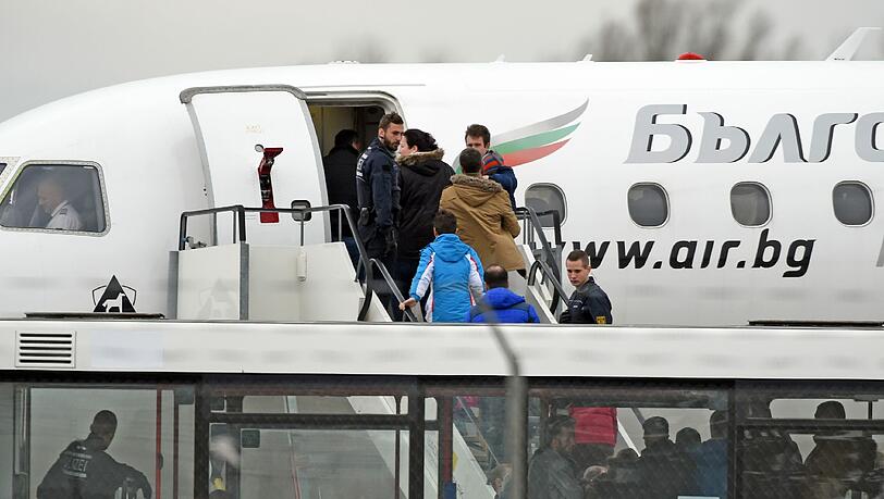 Der 23-Jährige wurde an Bord einer Chartermaschine gemeinsam mit 40 anderen Kosovaren in sein Heimatland ausgeflogen. Der 23-Jährige wurde an Bord einer Chartermaschine gemeinsam mit 40 anderen Kosovaren in sein Heimatland ausgeflogen.
