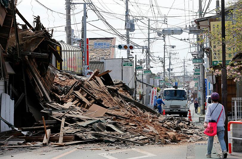 Erneut hat ein schweres Erdbeben Japan heimgesucht. Mindestens 28 Menschen starben bei dem Beben mit der Stärke 7,3.