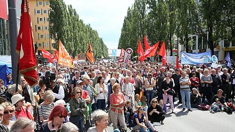 Friedliche Demo an der Münchner Freiheit gegen das Freihandelabkommen Ceta.