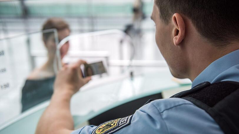 Passagiere mit gefälschten Dokumenten zu erwischen, kann auch für erfahrene Bundespolizisten eine Herausforderung sein. Wenn Reisende wie der 29-jährige Türke den Beamten den Job erleichtern und sich quasi selbst stellen, nehmen die Grenzpolizisten das gerne an.