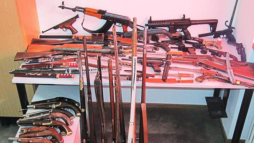 Ein Großteil der sichergestellten Waffen.