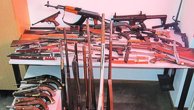 Ein Großteil der sichergestellten Waffen. Ein Großteil der sichergestellten Waffen.